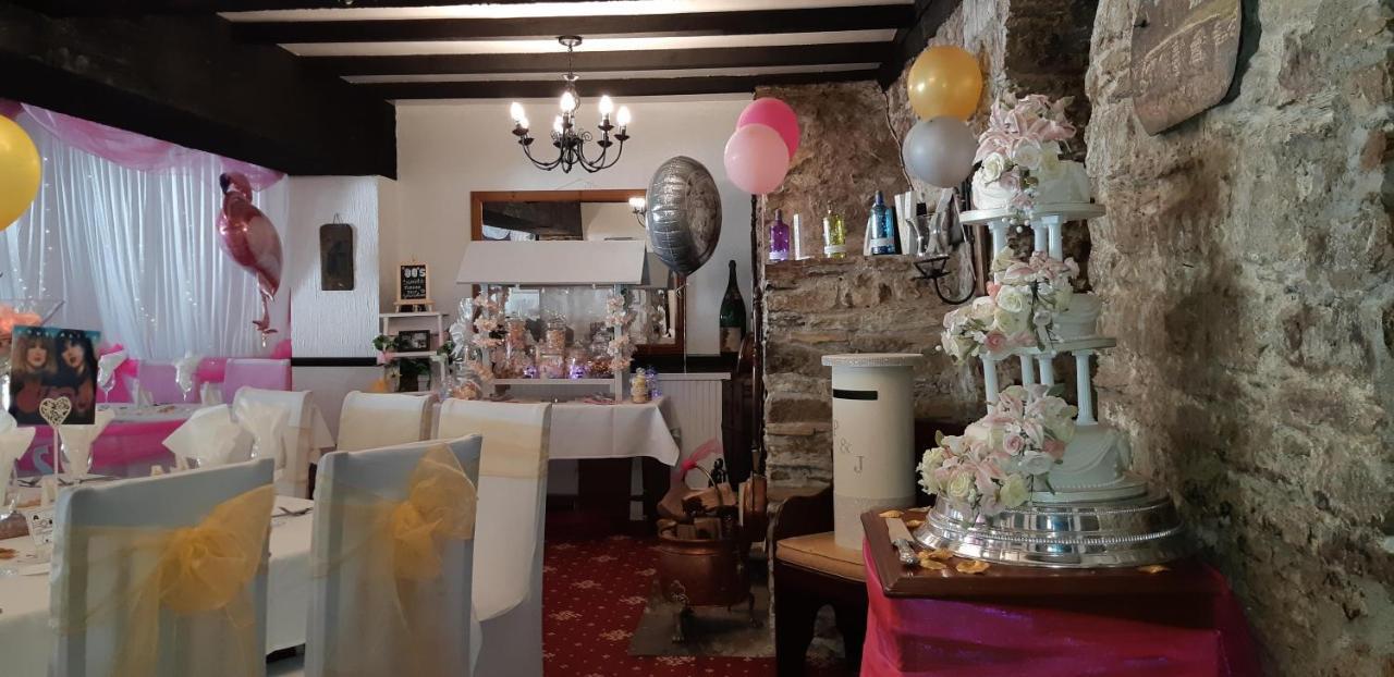 The Weary Friar Inn Pillaton Екстериор снимка